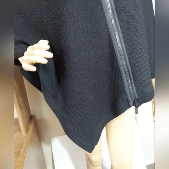 Lululemon Merino Wool Ladies Black Zip Up Pancho O/S Pretty! Good Condition - Picture 5 of 10